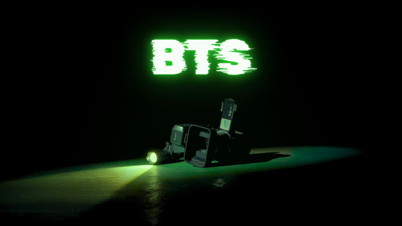 Imagen de BTS: el título en verde sobre una cámara en la oscuridad